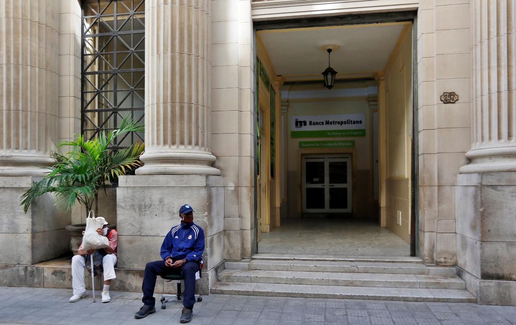 Los bancos cubanos no aceptarán a partir de este lunes depósitos de dólares en efectivo, una medida que el Gobierno cubano ha justificado en respuesta al embargo de Estados Unidos, que dificulta a la isla el uso de esa moneda en el sistema bancario internacional. (ARCHIVO) 
