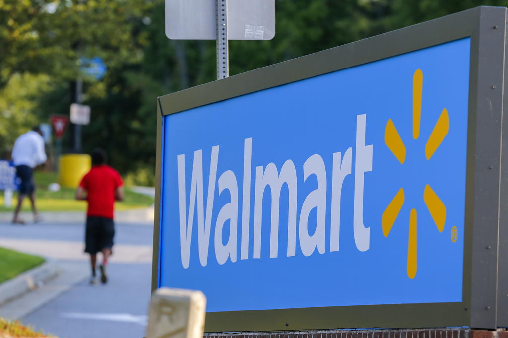 Debido a que los clientes ya no quieren que terceros empaquen sus compras, Walmart de México optó por no regresar a los adultos mayores que hacían esta función en sus cajas. (AGENCIAS) 