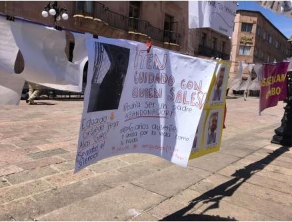 Un grupo de colectivas de madres elaboraron un tendedero de denuncia en Plaza de Armas, en el cual exhibieron a padres que se niegan a pagar la pensión alimenticia de sus hijos. (ESPECIAL) 