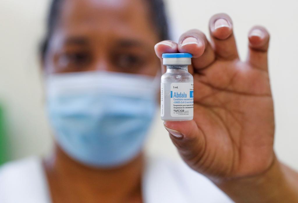 El candidato vacunal Abdala contra el coronavirus, desarrollado por el Centro de Ingeniería Genética y Biotecnología, mostró una eficacia del 92.2% en los primeros análisis de la tercera y última fase de ensayos clínicos, informaron este lunes medios estatales. (ARCHIVO)