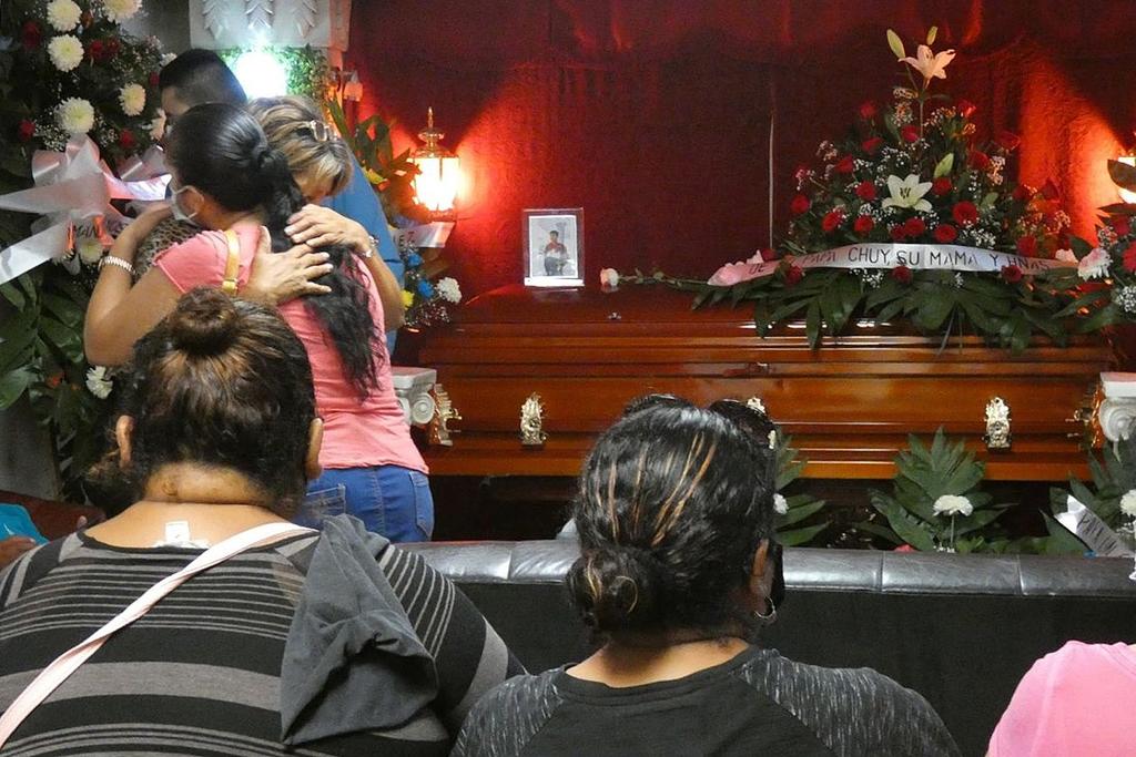Los padres de una de las 14 personas que fueron asesinadas el pasado sábado en varios ataques de grupos criminales en la ciudad de Reynosa, norte de México, reclamaron este lunes justicia por la muerte a sangre fría, y al parecer al azar, de su hijo. (EFE)