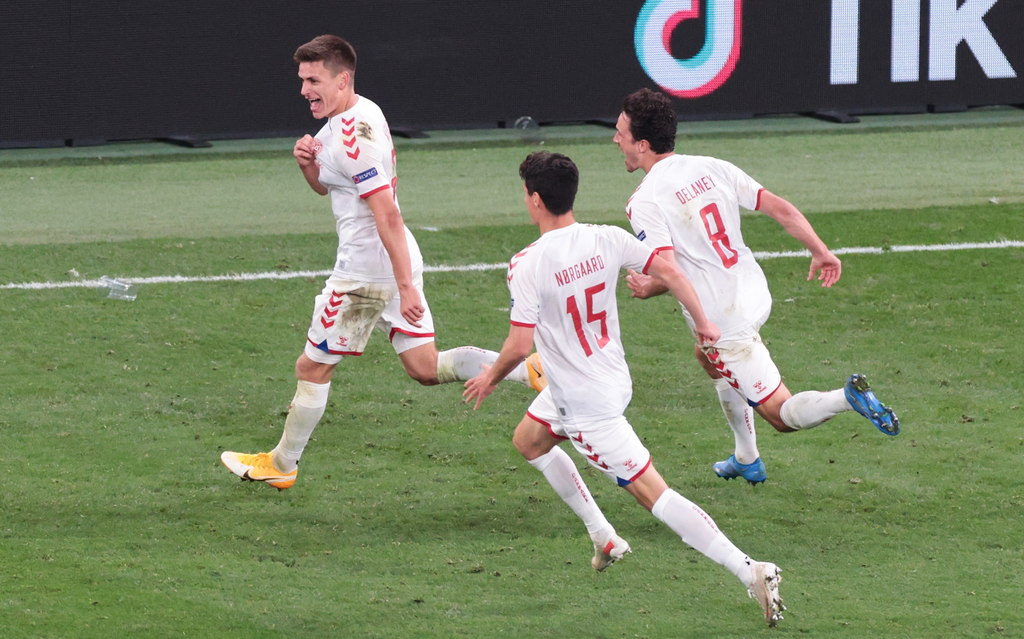 Joakim Maehle (i) celebra luego de marcar el cuarto tanto, en la victoria de Dinamarca 4-1 sobre Rusia, con lo que los daneses se metieron a los octavos de final de la Eurocopa. (AP)