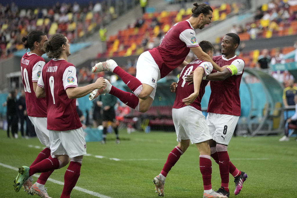 Austria derrotó 1-0 a Ucrania y terminó con seis puntos en el segundo lugar del grupo C, para meterse a octavos de final; en el otro juego del sector, Holanda derrotó 3-0 a Macedonia. (AP)