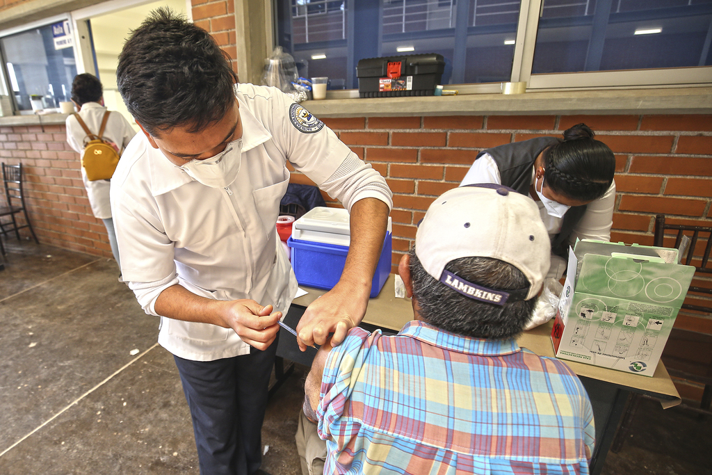 El secretario de Salud de Durango llamó a la población vacunada contra el COVID-19 a mantener las medidas preventivas.(ARCHIVO)