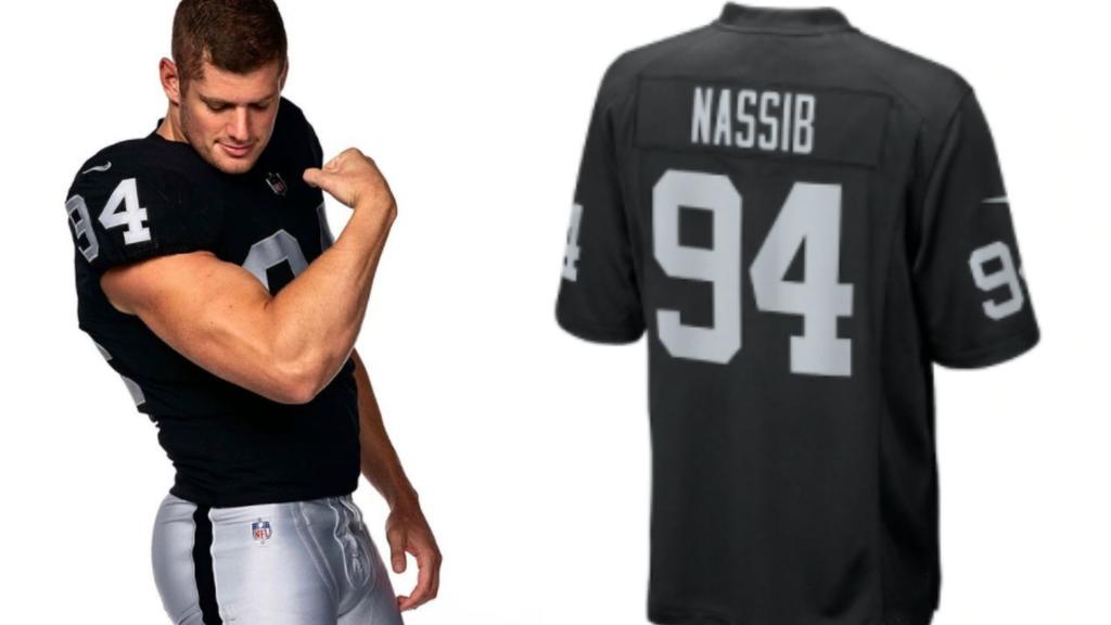 Luego de que Carl Nassib, ala defensiva de Oakland Raiders, se convirtió en el el primer jugador activo de la NFL en declararse abiertamente gay, una noticia que ha sido bien recibida por la afición ya que su jersey se convirtió en el más vendido.  (ESPECIAL)
