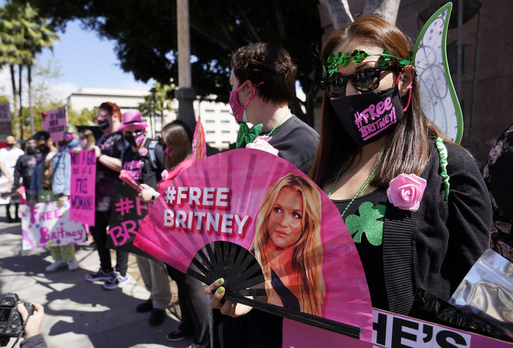 Simpatizantes de Britney Spears se manifiestan afuera de la corte durante una audiencia relacionada con la curaduría de la cantante, el 17 de marzo de 2021 en Los Ángeles. (AP Foto/Chris Pizzello, Atchivo)