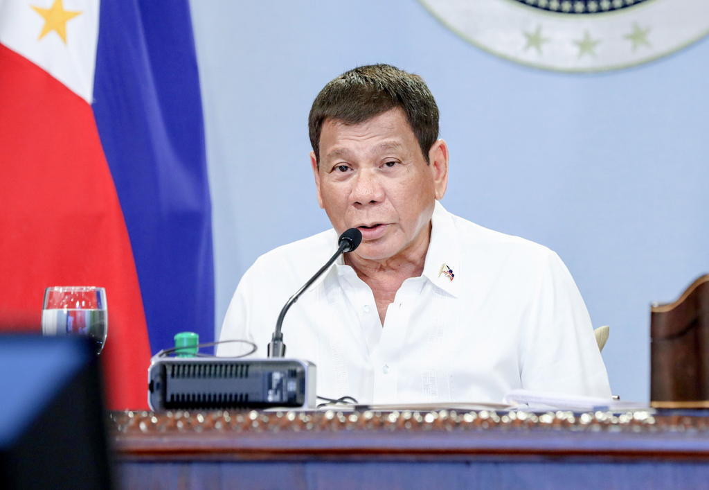 El presidente de Filipinas amenazó con ordenar la detención de los filipinos que se nieguen a vacunarse contra el COVID-19 y les dijo que se marchen del país si no quieren cooperar con los esfuerzos para contener la pandemia. (ARCHIVO)