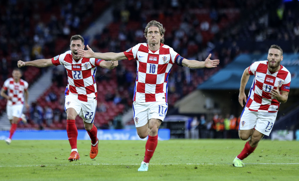 Cuando más se le necesitaba, Luka Modric (10) respondió y con un golazo marcó el tanto que rompió el empate a uno, en la victoria de Croacia 3-1 sobre Escocia en la Eurocopa. (AP)