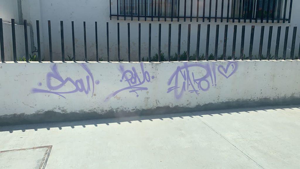 En redes sociales el presunto grafitero exhibe las pintas que ha realizado en la localidad.