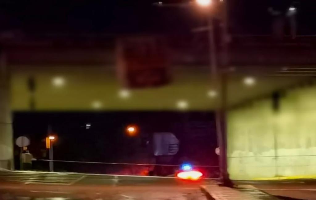 La Vocería de Seguridad Pública de Zacatecas ha confirmado que este hallazgo ocurrió pasadas las 03:00 horas, tras recibir un reporte al Número de Emergencia 911, donde se reportaba que sobre ese puente estaban colgados dos cadáveres.
(ESPECIAL)
