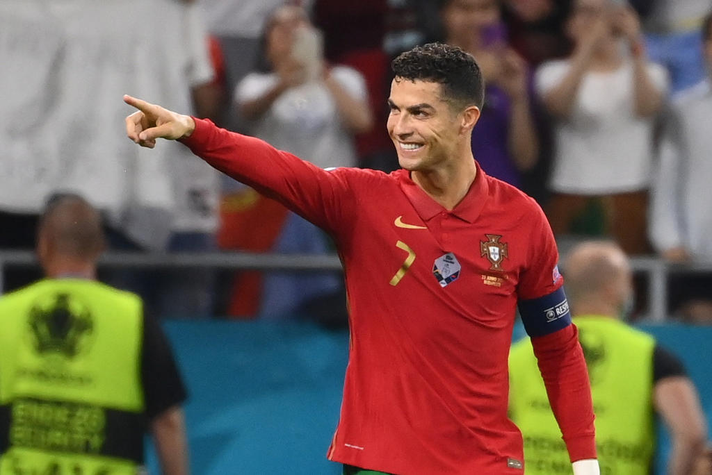 Un duelo goleador entre Cristiano Ronaldo y Karim Bezema marcó un intenso e igualado partido (2-2) este miércoles en Budapest para cerrar la fase de grupos de la Eurocopa y sellar el pase de Francia, como primera, y Portugal, como tercera, a los octavos de final de la competición. (EFE)
