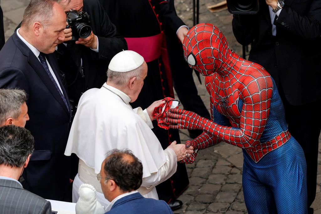 El joven fan del superhéroe enmascarado, se acercó al pontífice durante la audiencia que éste suele realizar los miércoles en el patio de San Dámaso del Vaticano (EFE) 