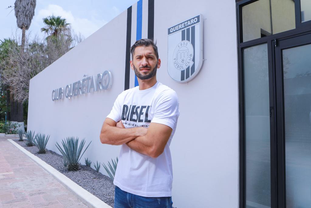 Luego de que los Gallos del Querétaro anunciaron de manera oficial la llegada de Nico Castillo como de sus refuerzos para el torneo Apertura 2021, el día de hoy informaron que tendrán que prescindir del jugador, ya que tras presentar los exámenes físicos se reveló que no podrá jugar los próximos meses por una lesión. (ESPECIAL) 
