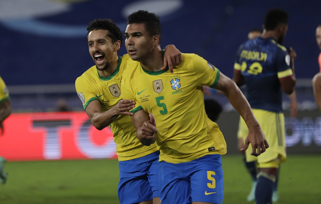 Celebra Casemiro (5) luego de marcar el segundo tanto de Brasil, en la victoria de su equipo 2-1 sobre Colombia. (AP)