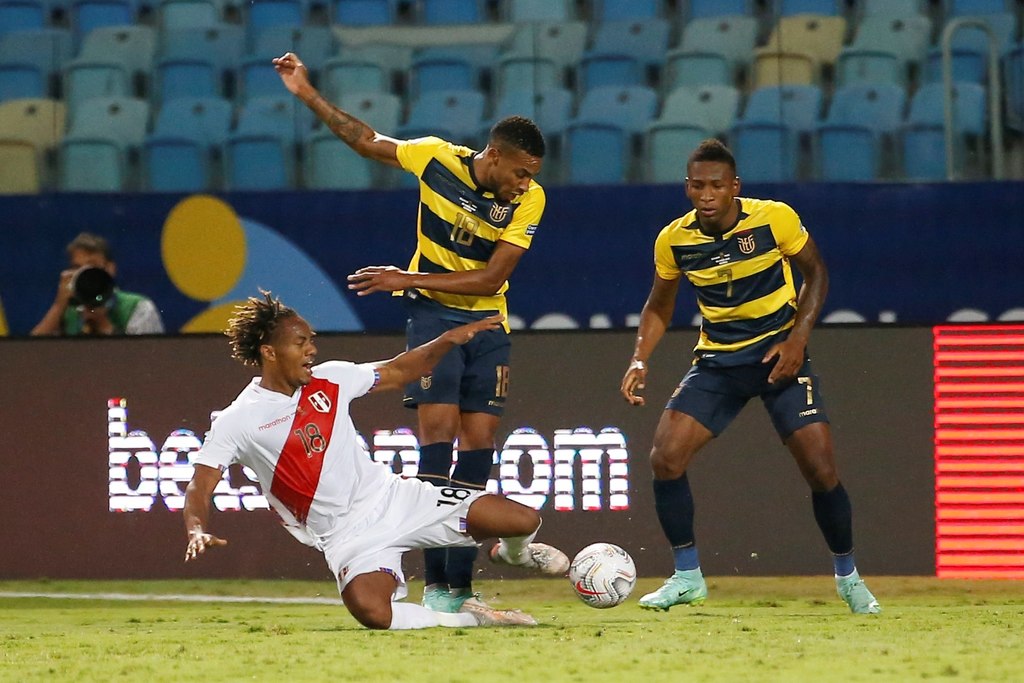 Ayrton Preciado (18) volvió a marcar para Ecuador, que perdió una ventaja de dos goles y terminó igualando 2-2 con Perú. (EFE)