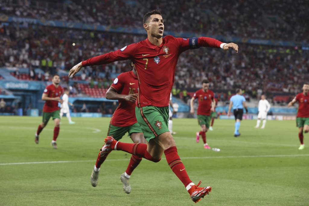 Cristiano Ronaldo marcó dos goles en el empate 2-2 entre Portugal y Francia; el delantero llegó a 109 tantos con su selección, igualando el récord de 109 dianas de Ali Daei con Irán. (AP)