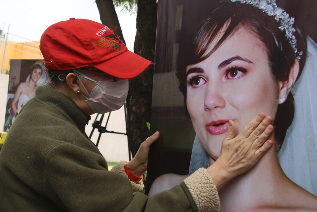 Con palabras de amor, fotos y múltiples globos al aire, la tía de María Fernanda, una de las víctimas mortales del accidente protagonizado por Joao Maleck, recordó ayer su segundo aniversario luctuoso en Guadalajara, Jalisco. (AGENCIA REFORMA) 