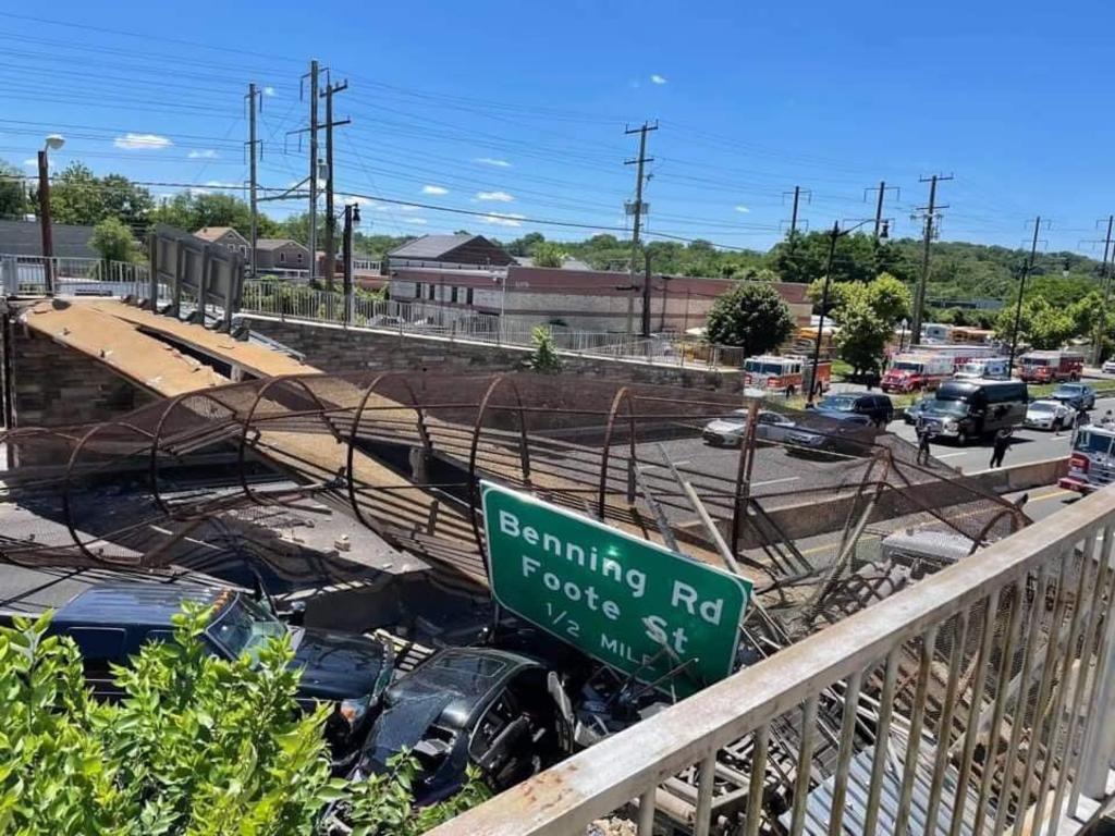 Fue alrededor del medio día del miércoles, que se dio el desplome de la estructura metálica del puente sobre la autopista DC-295 en Washington (ESPECIAL)  