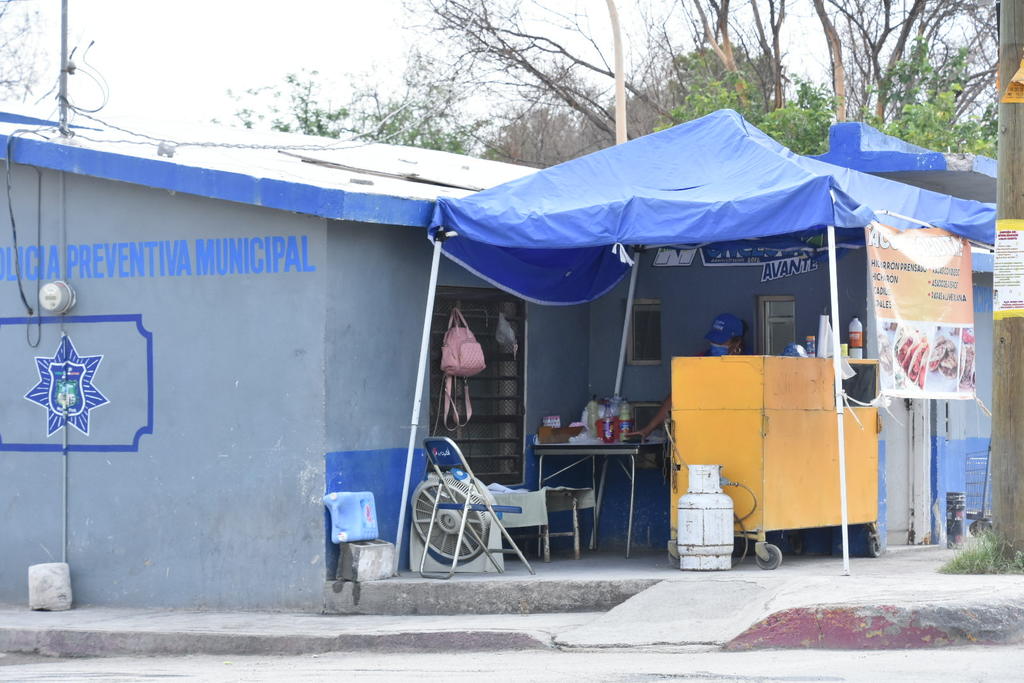 La caseta de policía construida en la cancha municipal de la colonia Las Flores, es hoy una taquería.