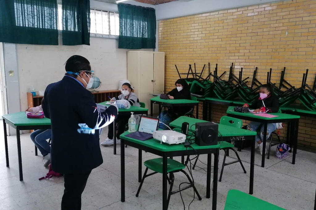 Los comerciantes tienen sus esperanzas de detonación económica puestas en el regreso a clases híbrido, con la venta de uniformes, útiles escolares y otros que se requieren para volver a las aulas en forma presencial, estiman que podría alcanzar hasta un 80 por ciento de aumento. (ESPECIAL) 
 