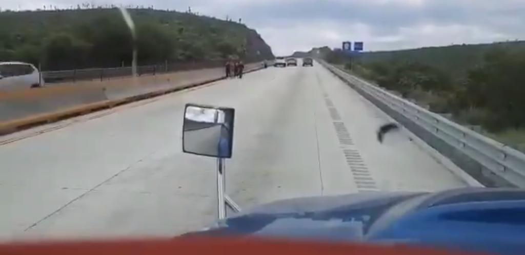 Un grupo de hombres armados despojó de su camioneta a una familia que circulaba por la carretera Monterrey-Nuevo Laredo, en Nuevo León. (ARCHIVO)