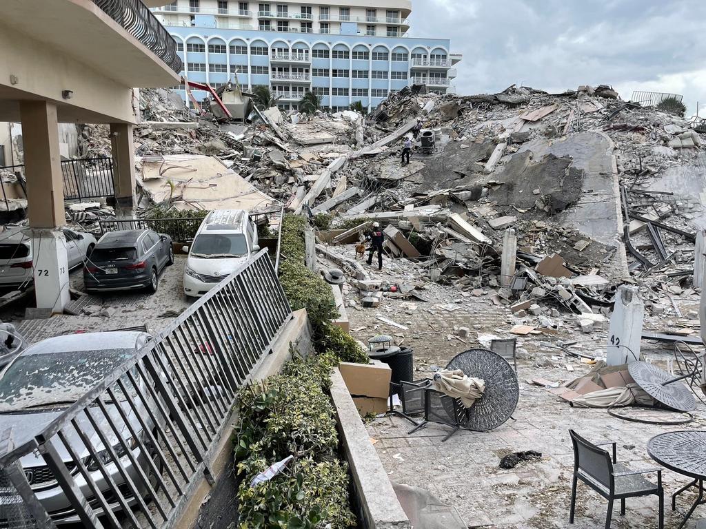 Al menos 3 personas murieron y 99 continúan desaparecidas, según medios locales, tras el derrumbe parcial este viernes de un edificio de viviendas de 12 plantas en Surfside, en el condado de Miami-Dade (Florida), donde los equipos de rescate continúan trabajando entre los escombros en busca de posibles sobrevivientes. (EFE)