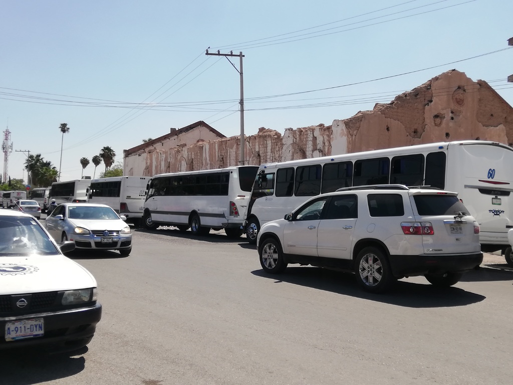 Los afectados llegaron con sus unidades y se plantaron a las afueras de la Casa de Gobierno. (GUADALUPE MIRANDA)