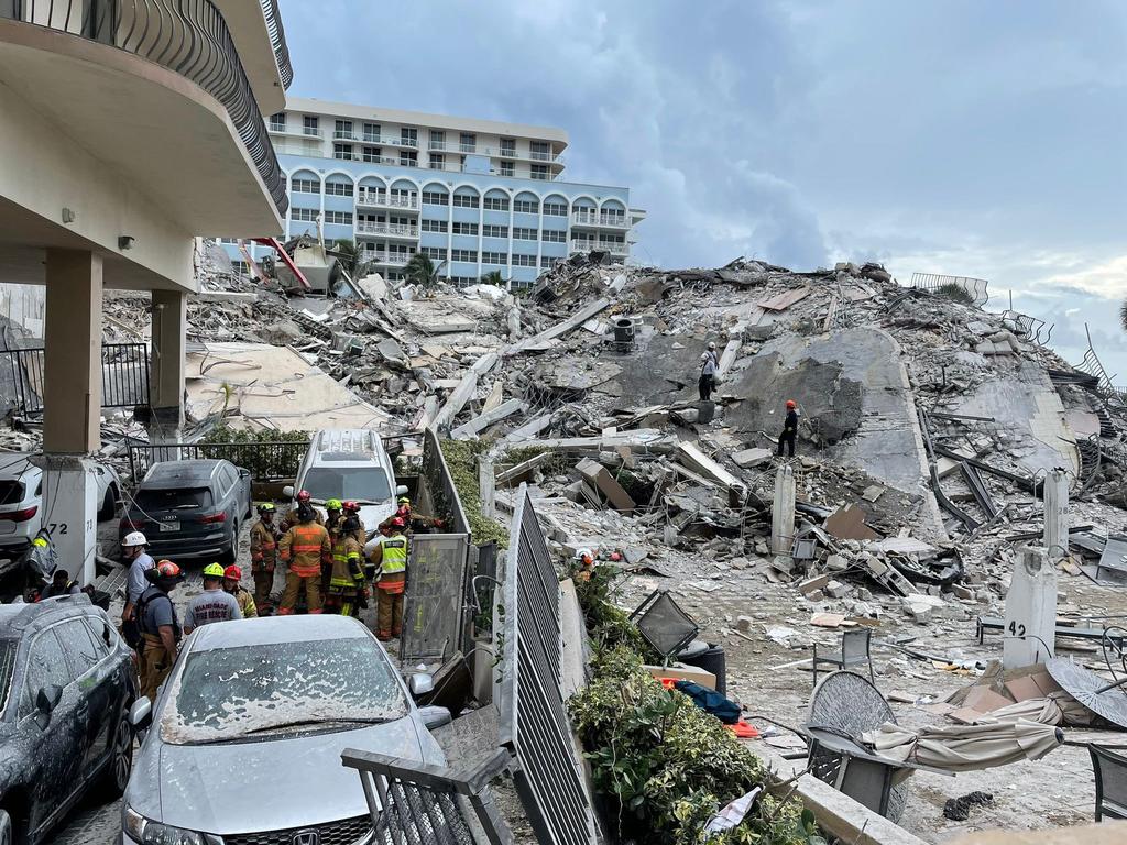 La búsqueda de supervivientes del desplome parcial de un edificio residencial frente a la playa en Miami-Dade continuaba este viernes, mientras las cifras de muertos y desaparecidos aumentaban a 4 y 159, respectivamente, en medio de la desesperación de cientos de personas por saber de los suyos. (EFE) 