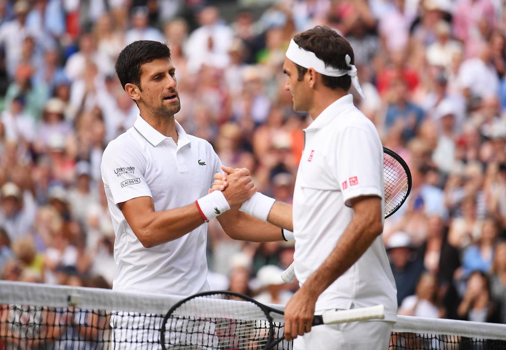 Novak Djokovic (i) y Roger Federer no podrían enfrentarse este año sino hasta la final; cabe recordar que el serbio derrotó al suizo en el partido por el título en 2019. (ARCHIVO)