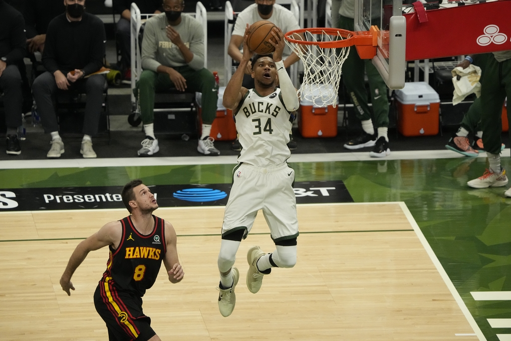 Giannis Antetokounmpo (34) metió 25 puntos y bajó 9 rebotes, en la victoria de Bucks 125-91 sobre Halcones. (ESPECIAL)