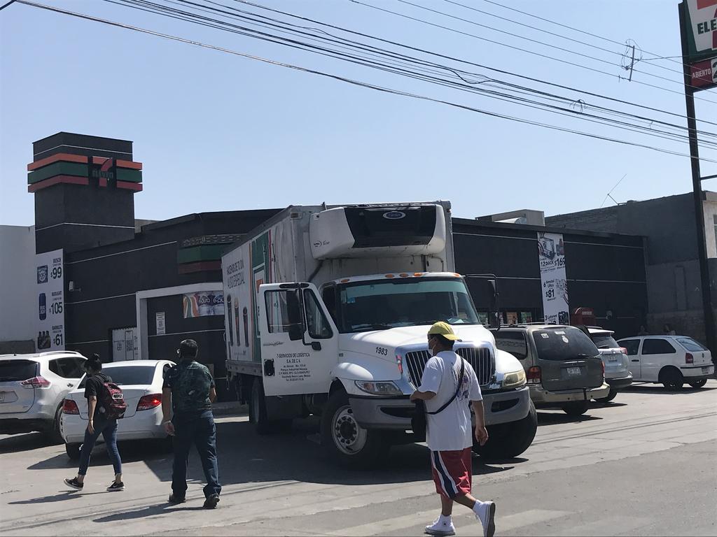 Los hechos se registraron cerca de las 22:30 horas del viernes en el 7 Eleven ubicado en el cruce de la avenida Hidalgo y la calzada Cuauhtémoc, muy cerca del hospital de la Cruz Roja.
(EL SIGLO DE TORREÓN)