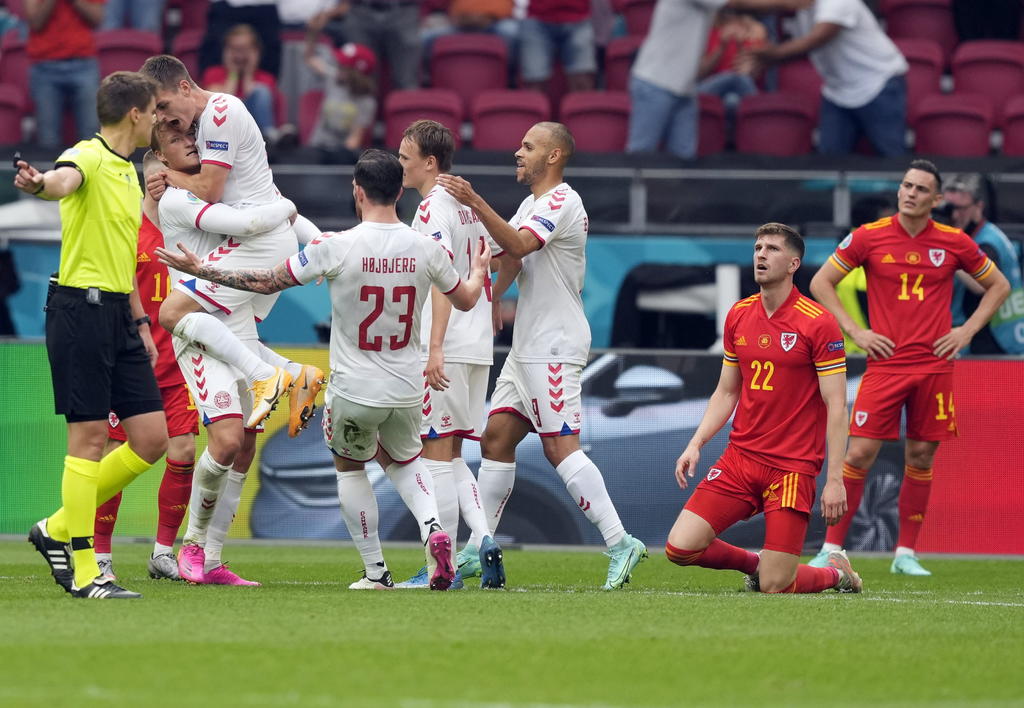 Dinamarca ganó 0-4 a Gales con un doblete de Kasper Dolberg y con los tantos de Joakim Maehle y Martin Braithwaite para convertirse en la primera selección de la Eurocopa en alcanzar los cuartos de final. (EFE)