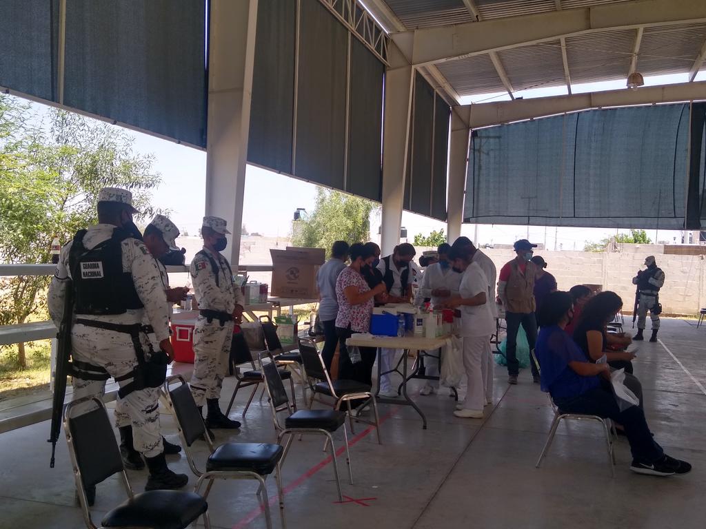Se adelantó la vacunación contra COVID-19, para adultos de 30 a 39 años de edad en el municipio de Francisco I. Madero, pues este sábado empezaron, ya sobraron biológicos de persona de 40 a 49 años.
(EL SIGLO DE TORREÓN) 