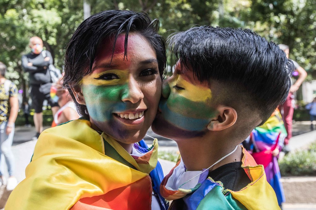 Sin miedo a la pandemia, la comunidad LGBT+ salió y retomó el corazón de la Ciudad de México, sus arterias principales como Paseo de la Reforma para llegar al Zócalo capitalino. (AGENCIAS) 