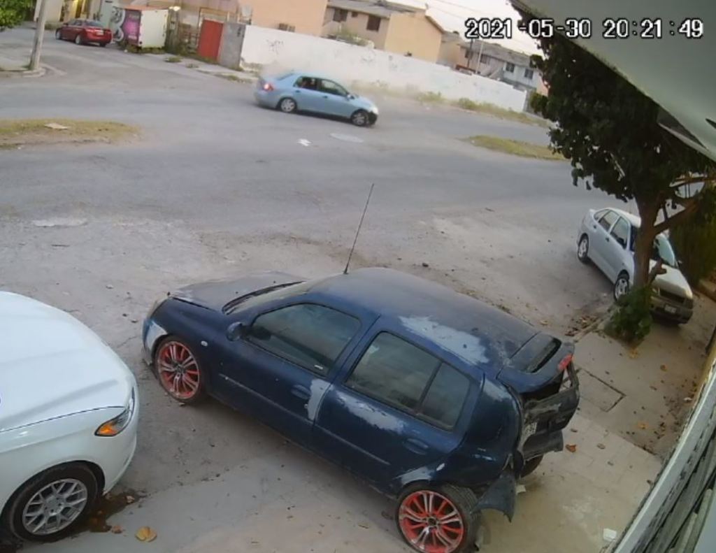 En videos captados en la zona se observa la forma en la que algunos vehículos circulan a gran velocidad por la rúa. (CORTESÍA)
