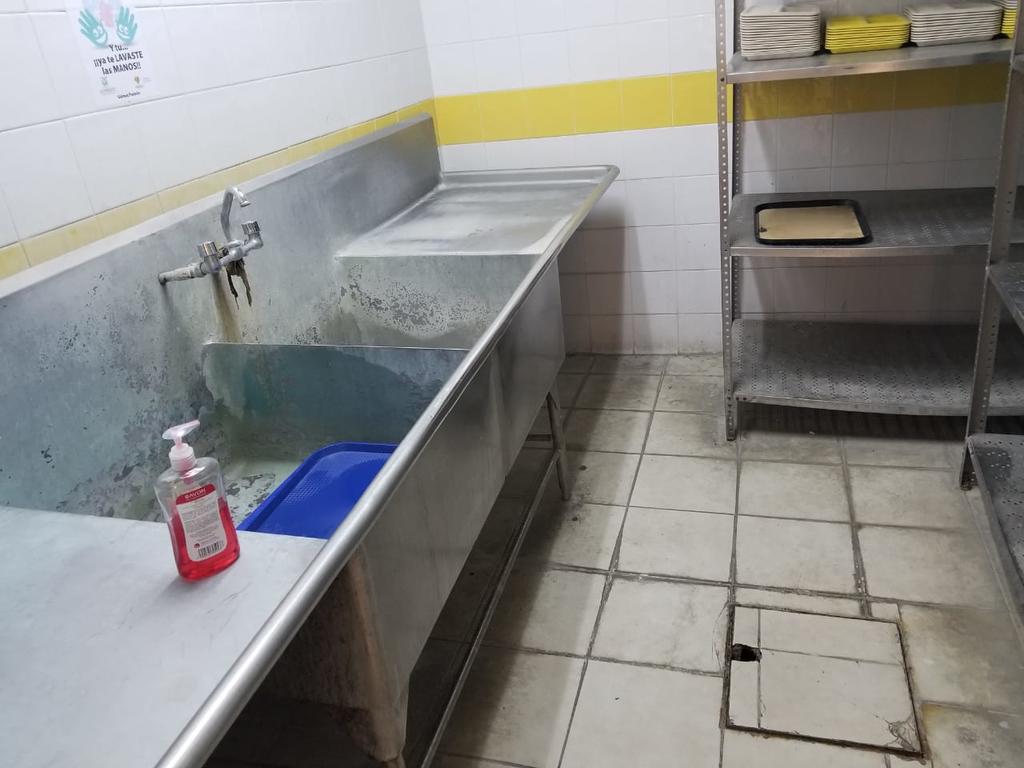 Estas son las condiciones en las que se encuentra el área de comedor del Hospital del ISSSTE en la ciudad de Gómez Palacio. (GUADALUPE MIRANDA)