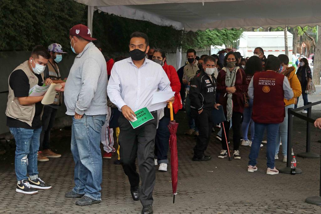 Especialistas del sector salud llamaron a dar seguimiento al aumento del 15 por ciento de casos de COVID-19 en México, registrado esta semana. (ARCHIVO)