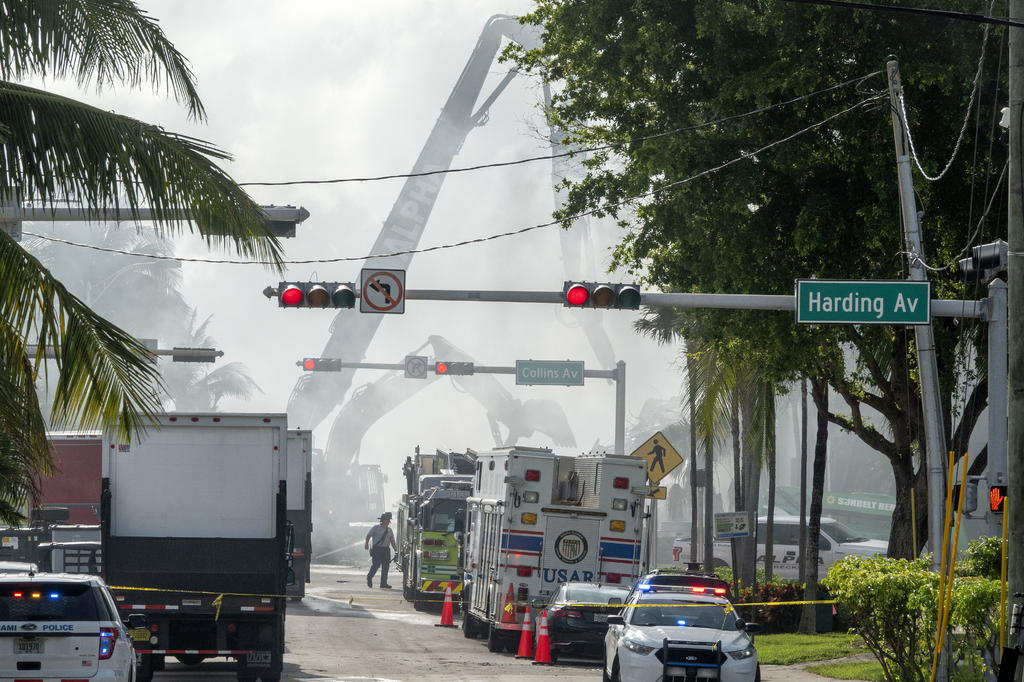 El número de víctimas mortales del derrumbe de un edificio de apartamentos Miami-Dade, Florida (EUA) aumentó de cinco a nueve en las últimas horas, informaron las autoridades este domingo mientras continúan las labores de rescate. (EFE)