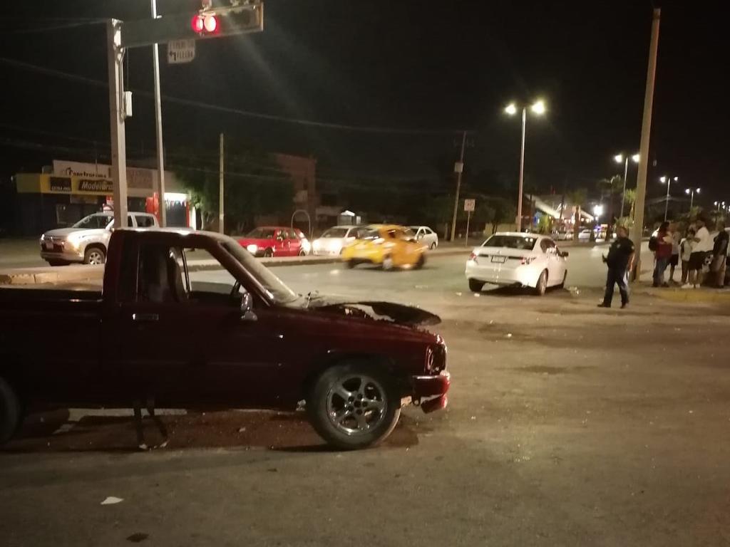 La noche del sábado se registró un accidente vial frente a la colonia Campestre La Rosita de Torreón que dejó como saldo tres personas lesionadas. (EL SIGLO DE TORREÓN)