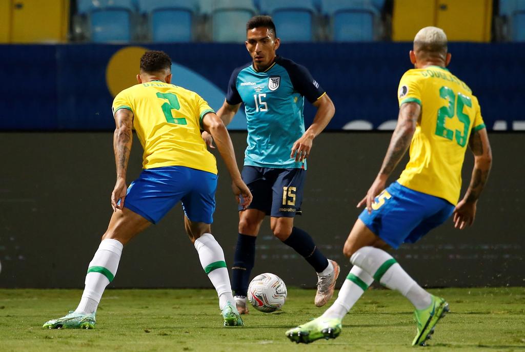 Ángel Mena marcó en el segundo tiempo el gol con el cual Ecuador recató el domingo un inesperado empate 1-1 ante un Brasil con un elenco alterno, para sellar su clasificación a los cuartos de final de la Copa América. (EFE)
