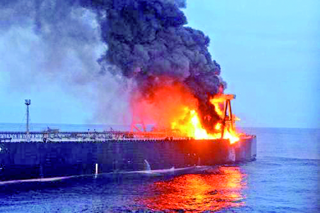 Los testigos del incidente relataron que se escuchó en el muelle una fuerte explosión proveniente del barco. (EFE) 