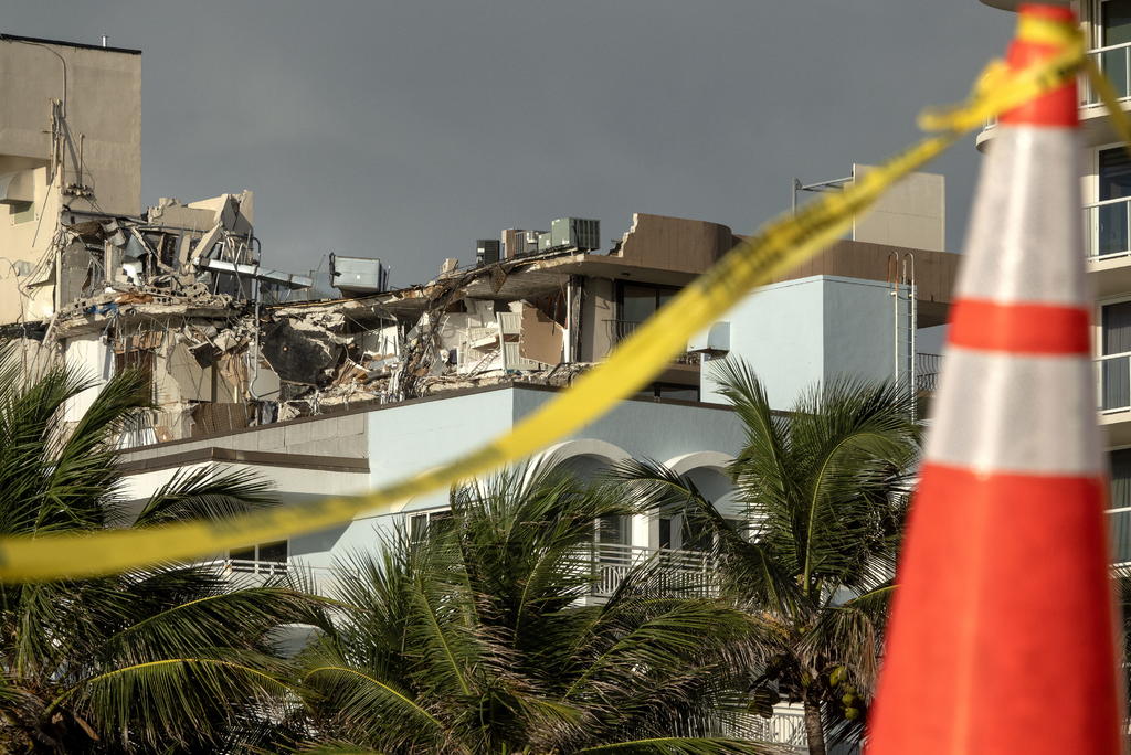 La cifra de víctimas mortales del derrumbe parcial de un edificio de 12 plantas en Surfside (Miami-Dade) se elevó a 10, con el hallazgo de un cuerpo sin vida en la montaña de escombros en que quedó convertida la parte colapsada, informaron este lunes las autoridades. (ARCHIVO) 
