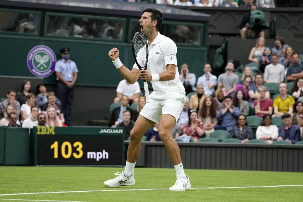 El serbio Novak Djokovic evitó la sorpresa en su estreno en Wimbledon, y se repuso de la pérdida del primer set para imponerse al talento local Jack Draper, por 4-6, 6-1, 6-2 y 6-2. (AP)