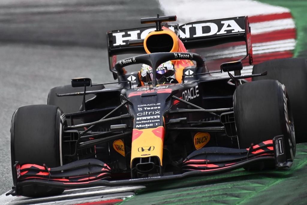 Este domingo el piloto Max Verstappen de Red Bull triunfó en el Gran Premio de Estiria, rebasando al campeón mundial Lewis Hamilton de Mercedes-Benz y a Valtteri Bottas del mismo equipo. (AGENCIAS)
