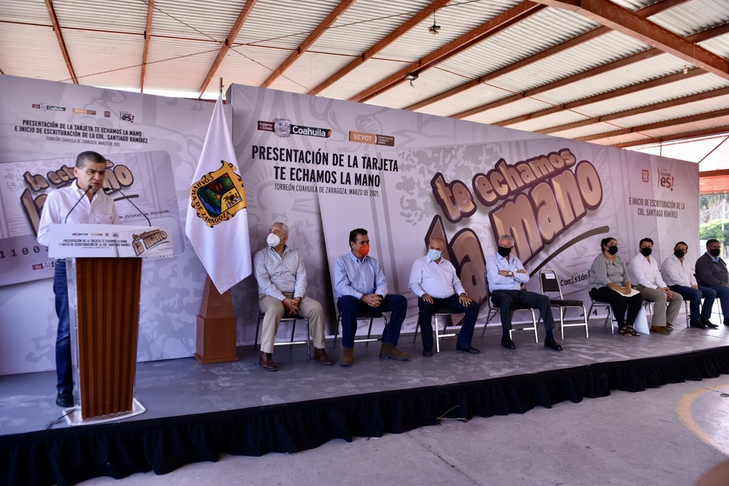 La presentación del programa se llevó a cabo ayer en la colonia Santiago Ramírez de Torreón. (ÉRICK SOTOMAYOR)