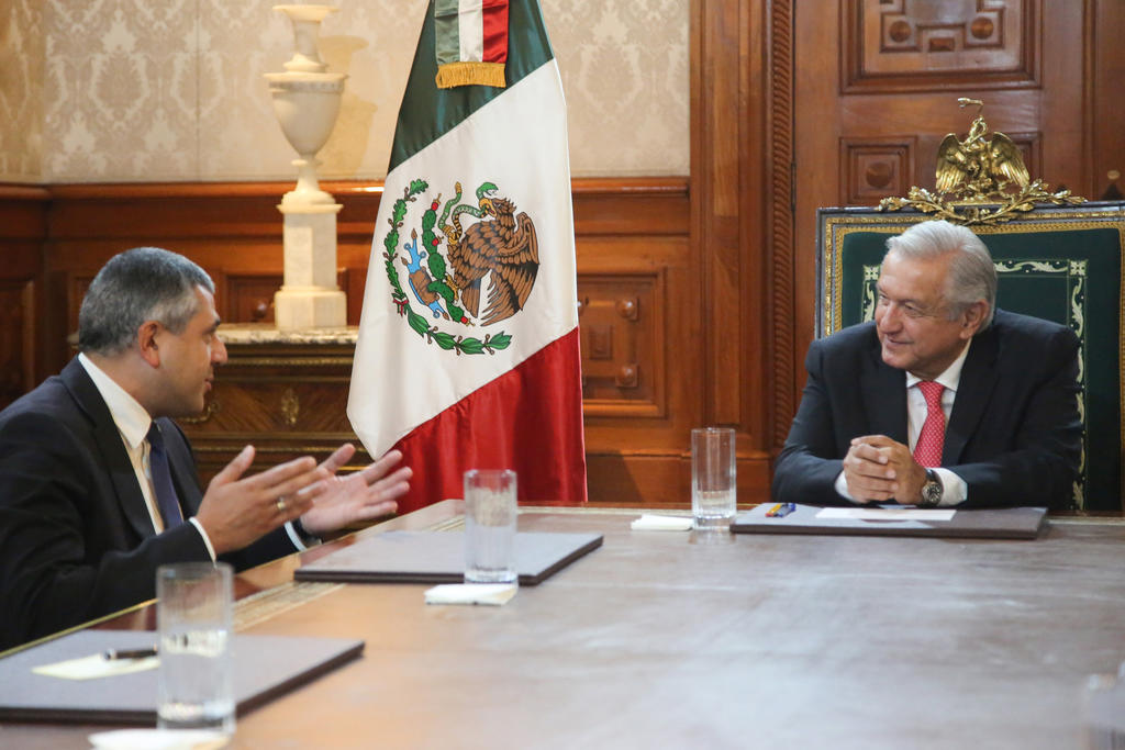 López Obrador informó del encuentro en Palacio Nacional, donde estuvo acompañado por el secretario de Turismo, Miguel Torruco. (TWITTER)