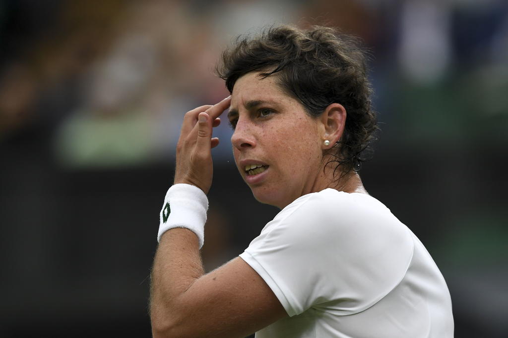 La española Carla Suárez dijo adiós de forma definitiva al torneo de Wimbledon tras caer este martes con la número uno del mundo, la australiana Asleigh Barty, no sin antes haber presentado batalla y haber arrancado un set a una de las grandes favoritas (6-1, 6-7(1), 6-1). (EFE)
