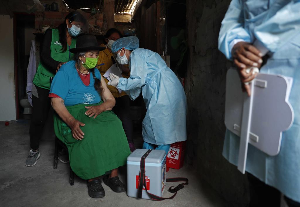 El Gobierno peruano ha puesto el pie en el acelerador para vacunar en julio a unas ocho millones de personas contra la COVID-19, un 25 % de su población total, al asegurar el arribo de 16 millones de dosis, dos de las cuales proceden de la donación de Pfizer. (ARCHIVO) 
