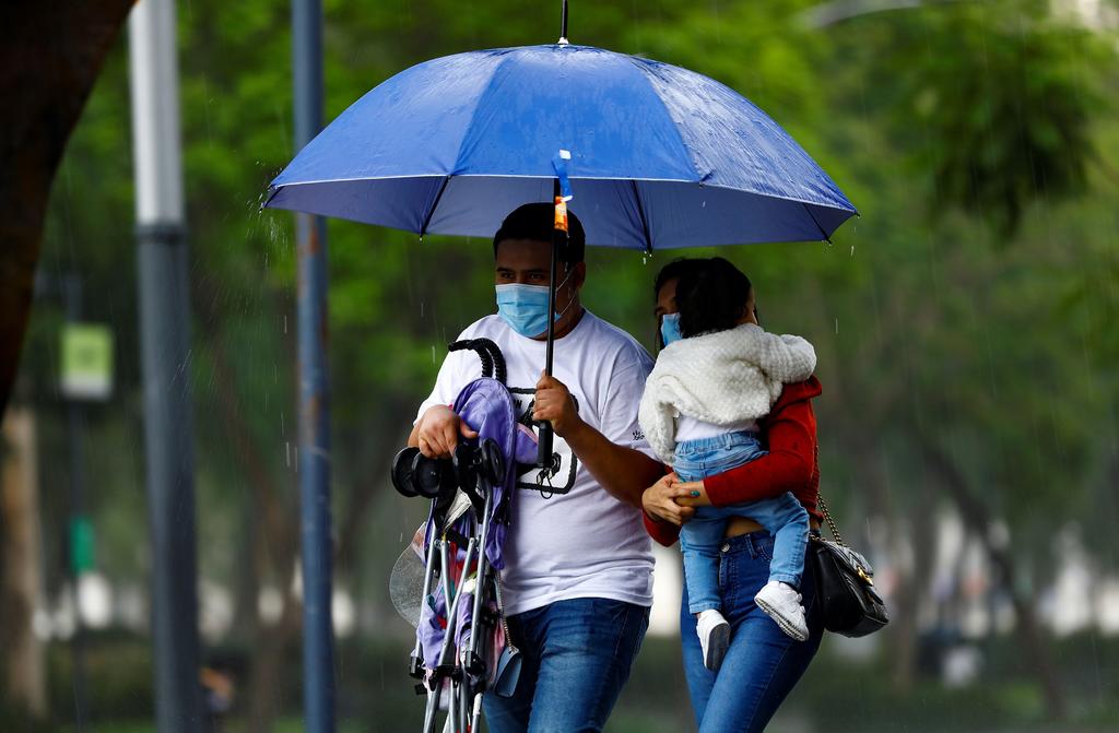 El Servicio Meteorológico Nacional estimó que el fenómeno ocasionará lluvias puntuales muy fuertes en Baja California Sur, Sonora, Sinaloa, Chihuahua y Durango, así como chubascos en Baja California.
(EFE)