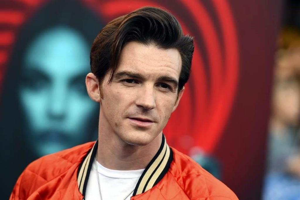 Luego de que Drake Bell fuera captado en Disneyland junto a Janet Von Schmeling, su pareja desde hace varios años, y un bebé, las versiones sobre una posible paternidad del cantante no se hicieron esperar en redes sociales. (ESPECIAL) 
